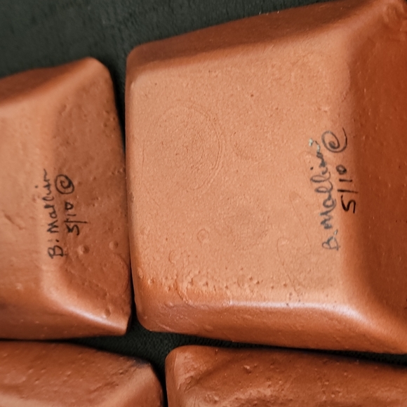 VINTAGE 1970S BOHO DECOR ABSTRACT ARTIST SIGNED GLASS PALLETES(6). - Picture 11 of 15